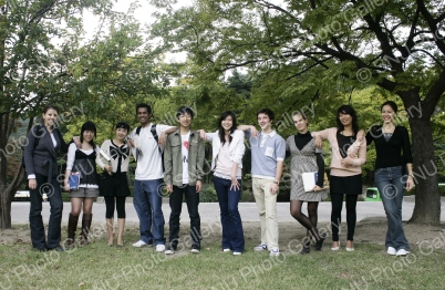가을캠퍼스에서 학생들